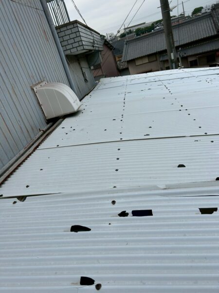浜松市にて屋根修理〈雹際によるポリカ張替え工事・火災保険〉 施工前