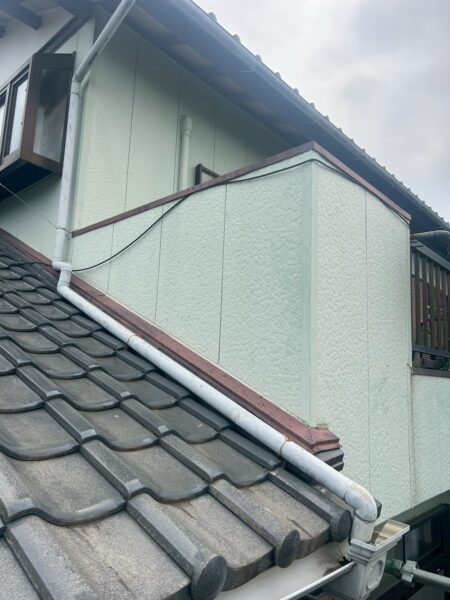 浜松市にて雨漏り修理〈ベランダ笠木からの雨漏り・外壁補修工事〉 施工前