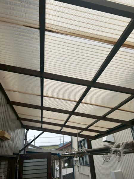 浜松市にて波板ポリカの張替え工事〈経年劣化による割れ〉 施工前