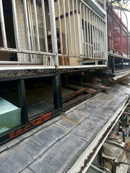 浜松市にて雨漏り修理〈ベランダの補強工事〉 施工前