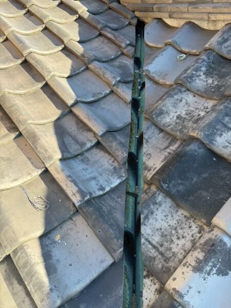 浜松市にて雨漏り修理〈谷樋の雨漏り・和室天井からの雨漏り〉 施工前