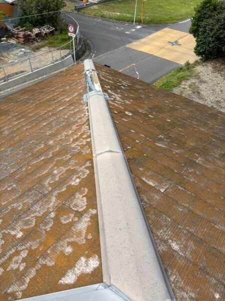 浜松市にて棟板金修理〈棟の飛散による屋根修理〉 施工前