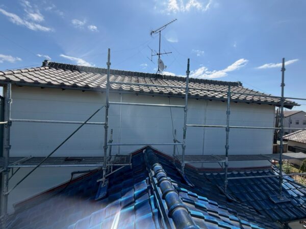 浜松市にて雨漏り修理〈外壁と屋根の取り合い部からの雨漏り〉 施工前