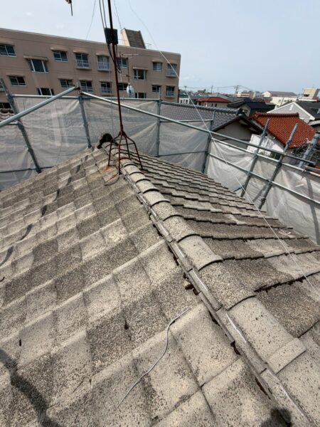 浜松市にて雨漏り修理〈セメント瓦の雨漏り・葺き替え工事〉 施工前