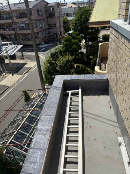 浜松市にて雨漏り修理〈ベランダ下の部屋で雨漏り・笠木板金の雨漏り〉 施工前